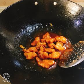 将炸好的肉放入锅中翻炒均匀