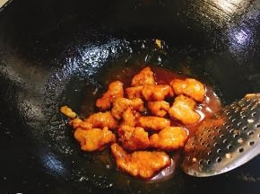 将炸好的肉放入锅中翻炒均匀
