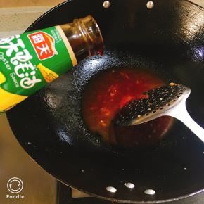 锅中倒入番茄酱加50ml水，加入少量盐和糖，加1小勺醋，加入少量蚝油