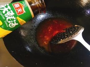 锅中倒入番茄酱加50ml水，加入少量盐和糖，加1小勺醋，加入少量蚝油