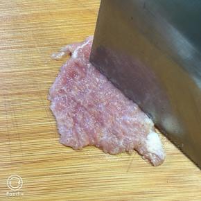 1.肉切片用刀背轻轻敲打