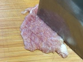 1.肉切片用刀背轻轻敲打