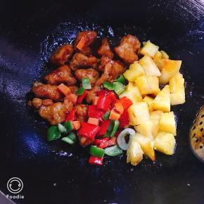 加入配料翻炒均匀，再加入淀粉水勾芡即可