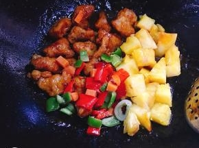 加入配料翻炒均匀，再加入淀粉水勾芡即可