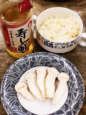 将松茸切成薄片。