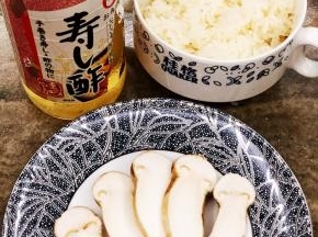 将松茸切成薄片。