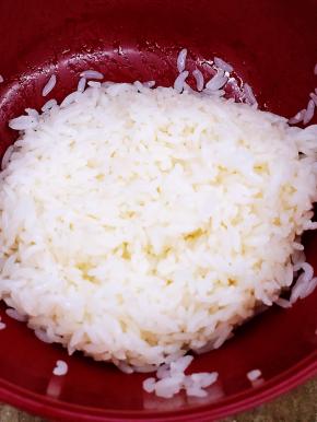 寿司醋拌入米饭中，拌匀备用