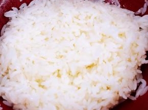 寿司醋拌入米饭中，拌匀备用