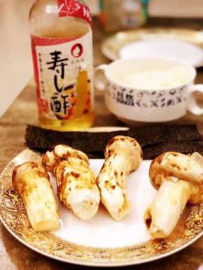 轻轻地把松茸外表的沙子泥巴洗净即可，用纯净冲洗干净，备用