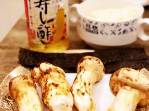 轻轻地把松茸外表的沙子泥巴洗净即可，用纯净冲洗干净，备用