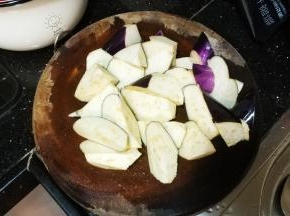 茄子切块（最好削皮）
