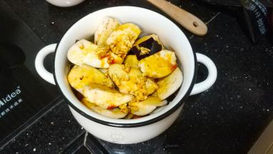 淋入酱油、鱼露、水、蒜蓉、油