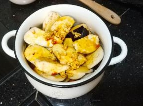 淋入酱油、鱼露、水、蒜蓉、油