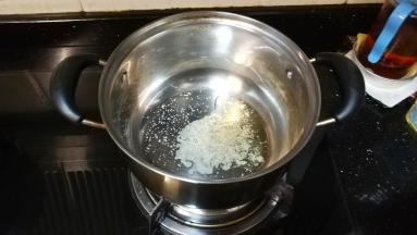 锅里放入油、蒜盐爆香