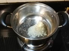 锅里放入油、蒜盐爆香