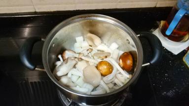 倒入冬瓜、菇菌