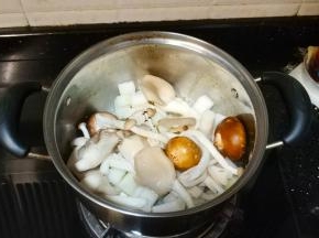 倒入冬瓜、菇菌
