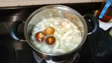 倒入适量水、蒜盐、鱼露、味之鲜，大火烧开转中小火煮20分