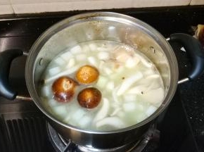 倒入适量水、蒜盐、鱼露、味之鲜，大火烧开转中小火煮20分