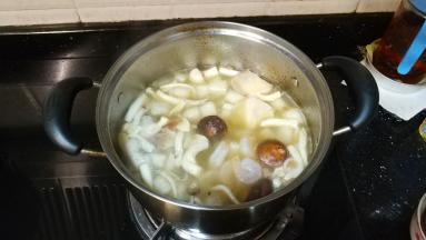 倒入虾仁煮至熟透即可