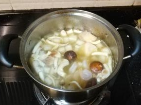 倒入虾仁煮至熟透即可