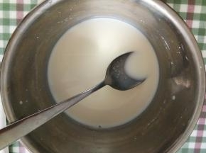 牛奶加入砂糖搅拌一下