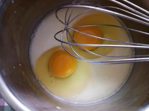 加入两个全蛋，手动打蛋器打匀