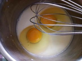 加入两个全蛋，手动打蛋器打匀