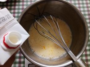 倒入淡奶油打匀