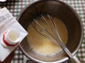 倒入淡奶油打匀