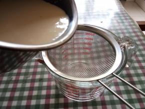 把上述混合液体过筛