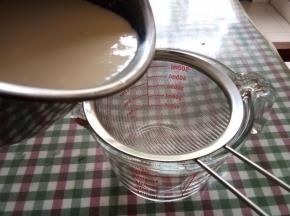 把上述混合液体过筛