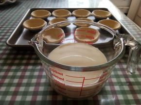 过筛后得到细腻的混合液，准备好塔皮，烤箱200 ℃预热