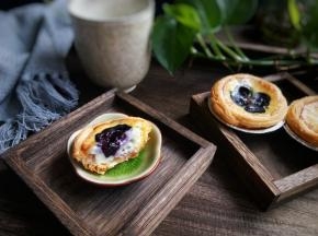 蓝莓的酸甜中和了布丁层的香腻，吃不够呢