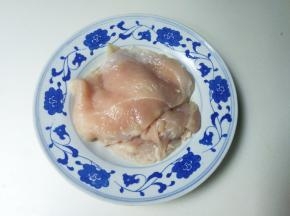 鸡脯肉洗净切去多余的油脂，横着用刀破成三片，用牙签扎一扎便于腌制入味