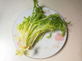 苦菊清洗干净，淡盐水浸泡五分钟沥掉水