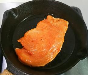 热锅热油放入鸡脯肉煎至下面金黄，发硬