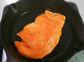 热锅热油放入鸡脯肉煎至下面金黄，发硬