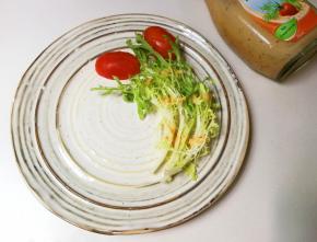 挤上法式沙拉酱