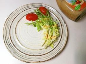 挤上法式沙拉酱