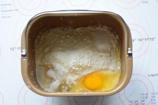 原材料按照先液体，后粉类，上层糖、盐、鸡蛋和酵母、的顺序放入面包

桶中，启动IMIX程序20分钟，