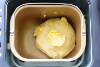 揉至面团光滑，加入软化的黄油，再开启一个IMIX程序，面团能拉出薄膜

就可以了