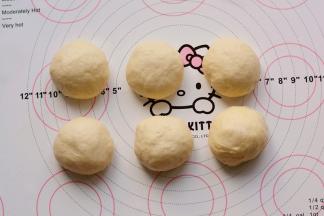 发酵好的面团，平均分成6份揉圆，醒发10分钟