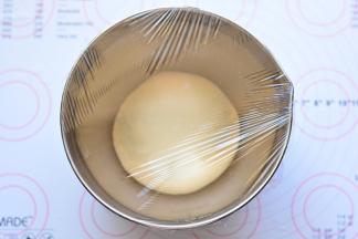 揉好的面团，放在盆中进行基础发酵，