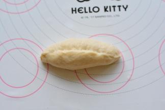 从上往下卷起，卷成长圆形，收口捏紧，放在下面