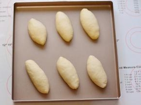 依次把所有的面团全做好，放入烤盘里，进行发酵
