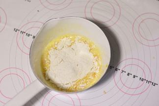 牛奶、糖、蛋黄加入到小奶锅中，搅拌至完全融合，筛入金龙鱼糕点用小麦粉