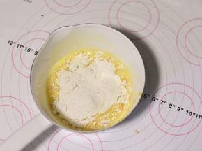 牛奶、糖、蛋黄加入到小奶锅中，搅拌至完全融合，筛入金龙鱼糕点用小麦粉