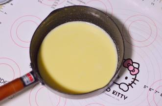 搅拌至无干粉状态，过一次筛，放在锅中，小火慢慢熬至液体变粘稠，放凉备用