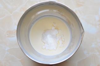 淡奶油放在打蛋盆里，加入糖粉，进行打发